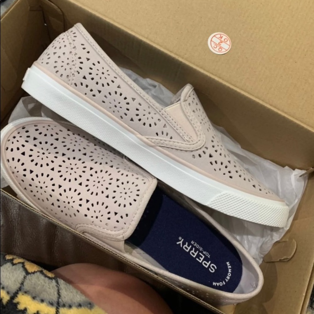 Women’s sperry’s 8.5 lilac slip on